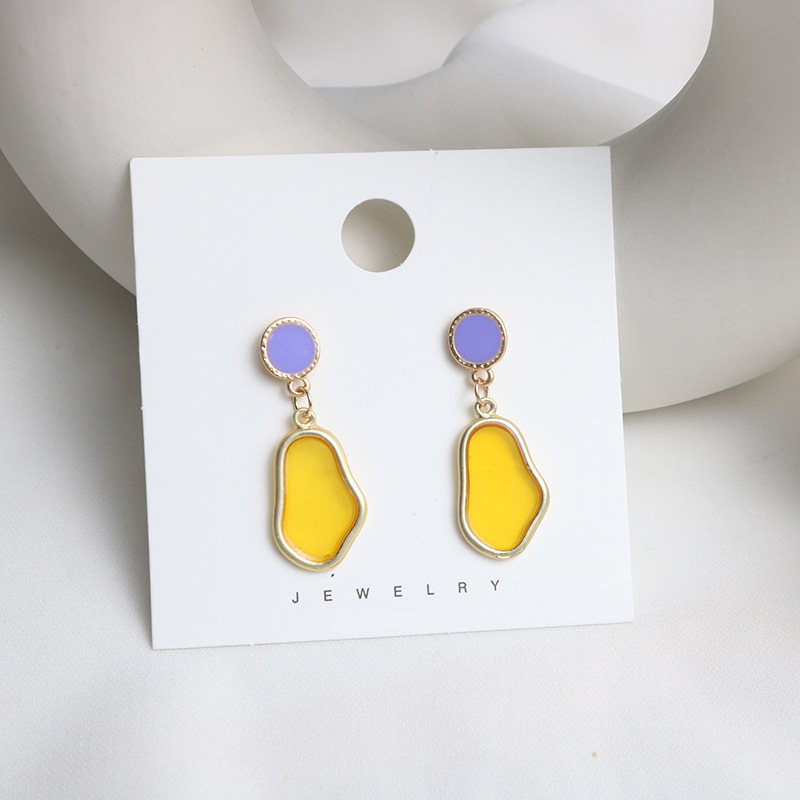 Oversized Sculptural Clear Acrylic Clip-on Earrings With Modern European Design. Hypoallergenic, Tarnish-resistant And Comfortable To Wear. Eye-catchi_voghion.com