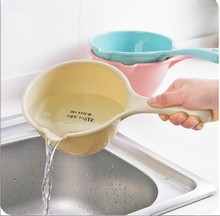 Nước nhựa dày muỗng bếp dài tay cầm nước Bọ cạp nước em bé dầu gội đầu cốc xả nước Dụng cụ nhà bếp khác