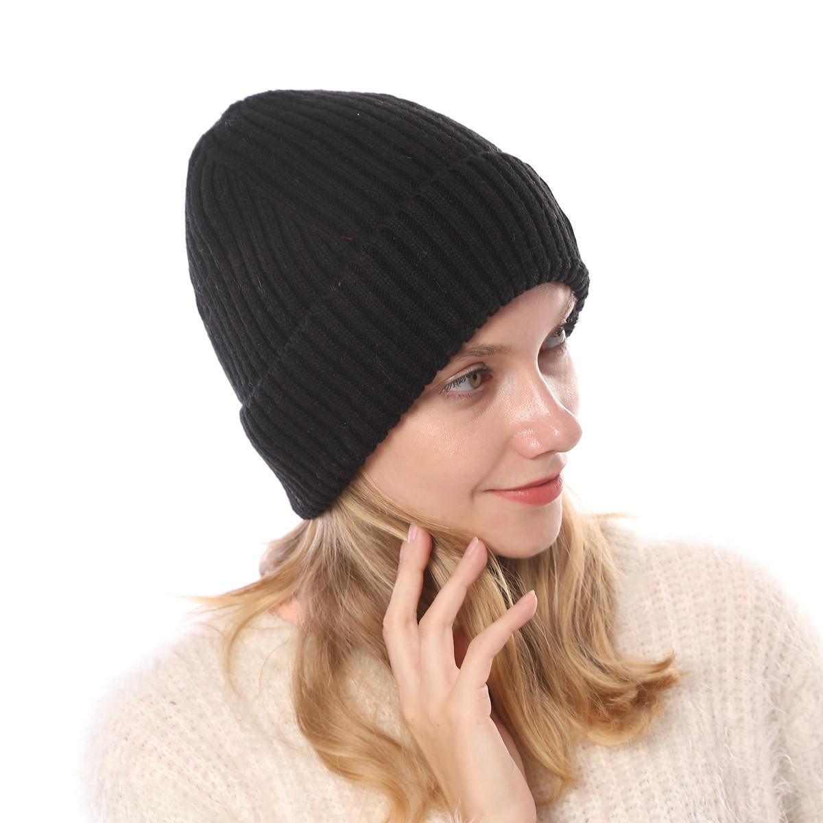 Cappello da uomo in lana calda lavorato a maglia con lettera adesiva con bordo arricciato a righe dritte in velluto autunno e inverno da donna_voghion.com
