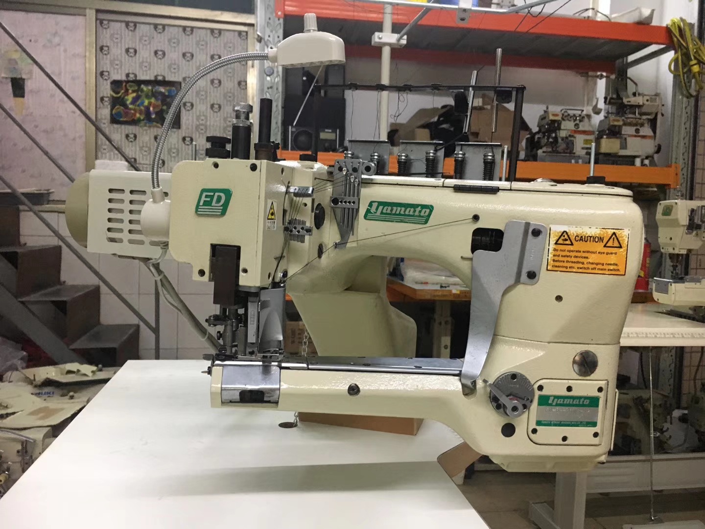 Venta al por mayor original japonés Daiwa computadora automática de accionamiento directo de cuatro agujas de seis hilos de corte simple-doble máquina de coser industrial máquina de coser