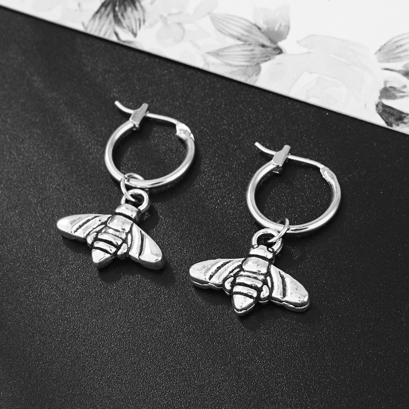 Européen Et Américain Personnalisé Boucles D'oreilles Punk Vintage Alliage Abeille Papillon Insectes Pendentif Boucle D'oreille Hoop Oreille Clip Femelle display picture 3