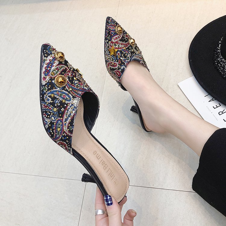 2024 Frühjahr/Sommer, sexy, schmale Absätze, mittlerer Absatz, spitzer Kopf, große Halbanhänger, Pailletten-Sandalen für Damen_voghion.com