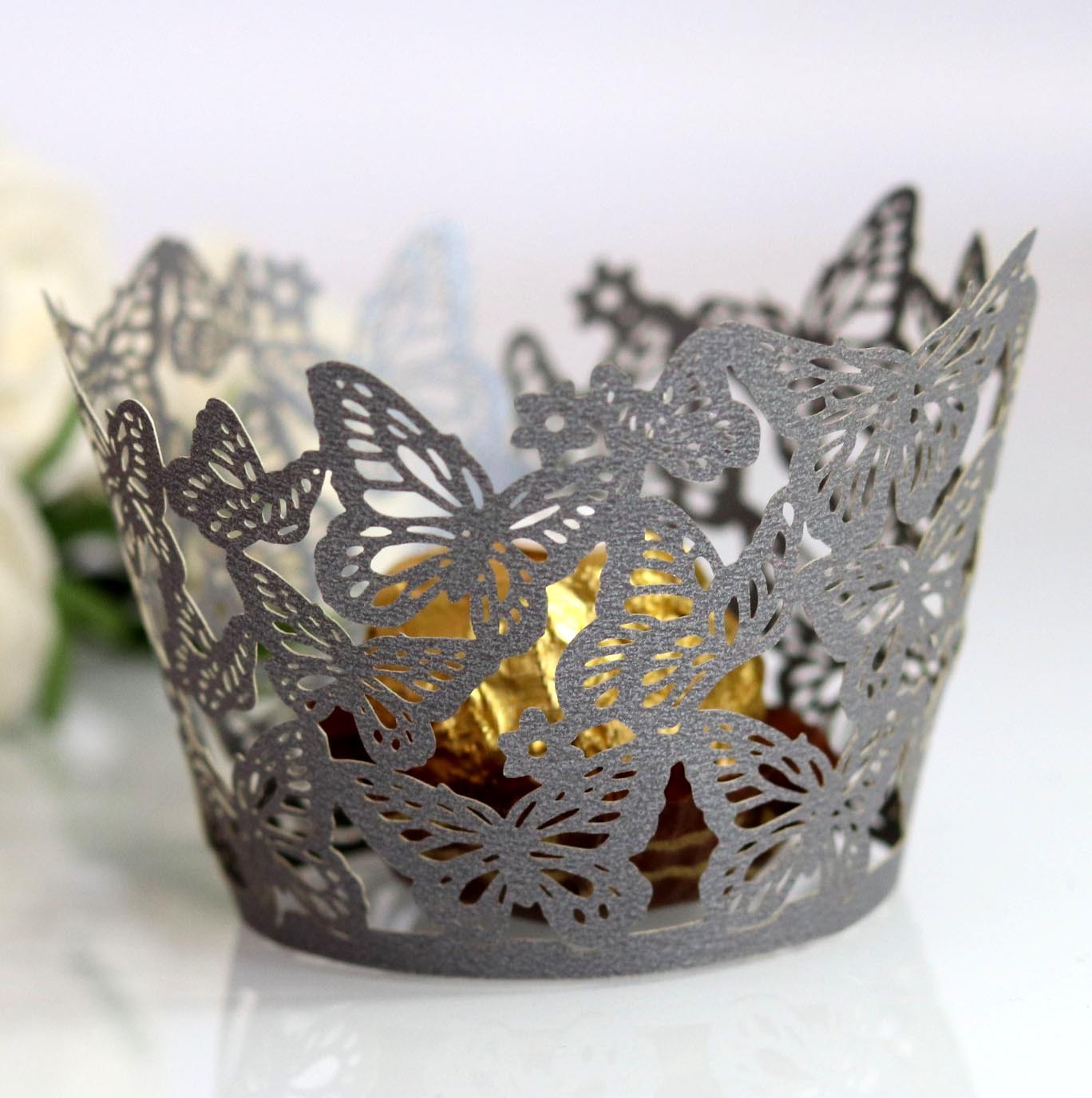 Amazon láser hueco mariposa taza de papel reflectante de oro pastel borde taza pastel hornear encaje en stock