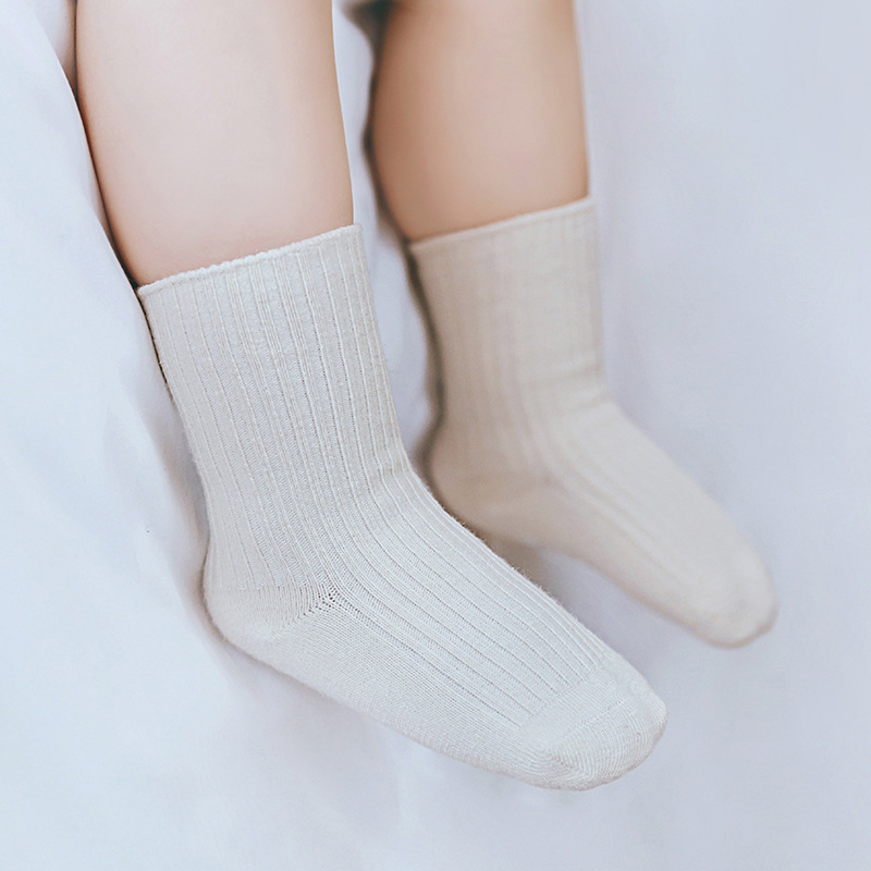 Primavera y otoño nuevos calcetines de bebé que dispensan calcetines de bebé antideslizantes doble aguja suelta color liso calcetines para niños al por mayor