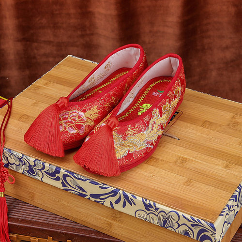 Xiuhe shoes red wedding shoes lady embroidered wedding shoes with Xiuhe dress shoes and flat sole shoes