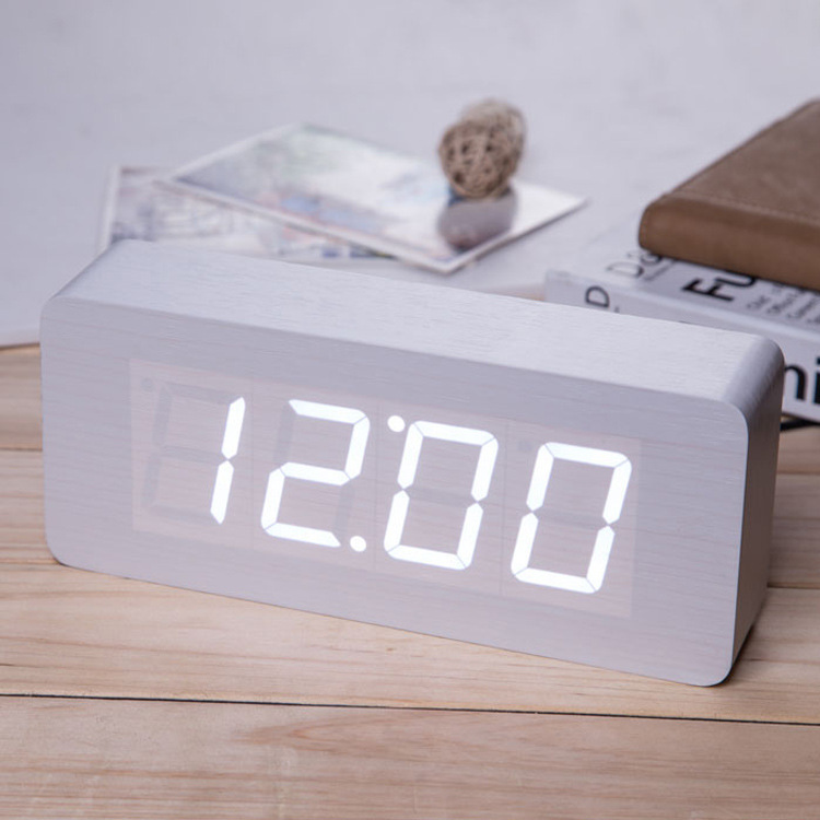 흰색 문자가있는 흰색 나무