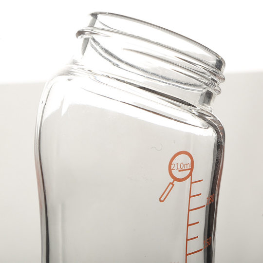 Manufacturers produce artificially blown High Borosilicate glass bottles exported abroad for feeding mothers and infants with wide caliber