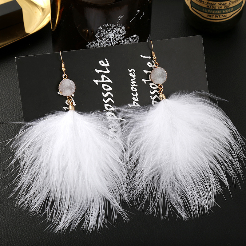 1 Pair Elegant Lady Solid Color Feather Drop Earrings display picture 4