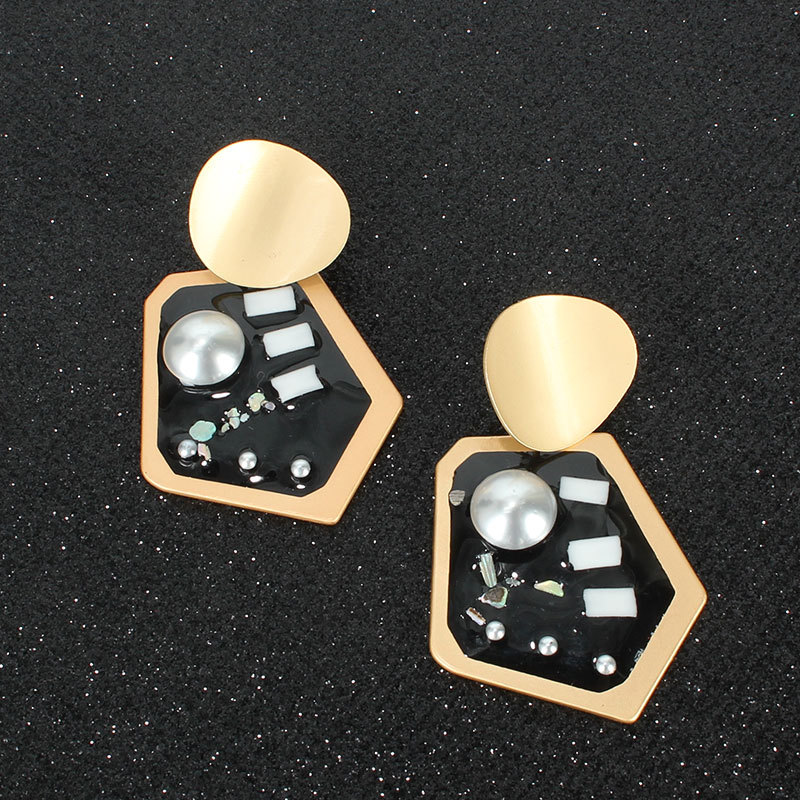Simple Atmospheric Earrings Imitation Pearl Drip Oil Earrings display picture 3