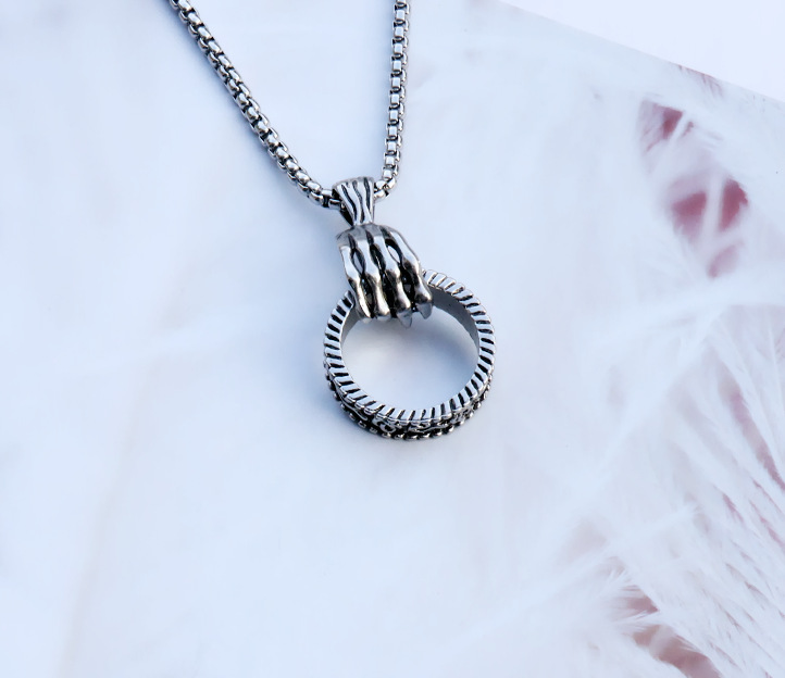 2023 Accessori moda punk dominanti da uomo personalizzati Anello con teschio e ciondolo in acciaio al titanio_voghion.com