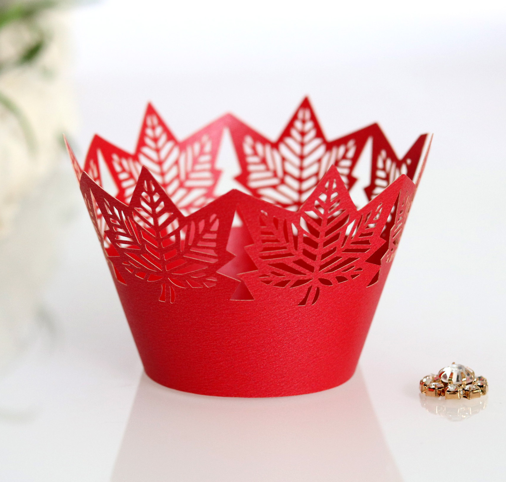 Hoja de arce hornear tarta huevo taza encaje decorativo fiesta cumpleaños pastel bandeja papel láser borde hueco al por mayor