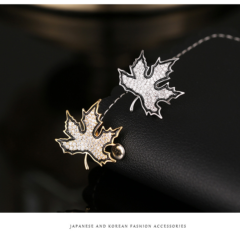 Maple Leaf Delicate Brooch Female Cute Anti-lightning V Neckline Wild Simple Suit Shirt Collar Pin display picture 5