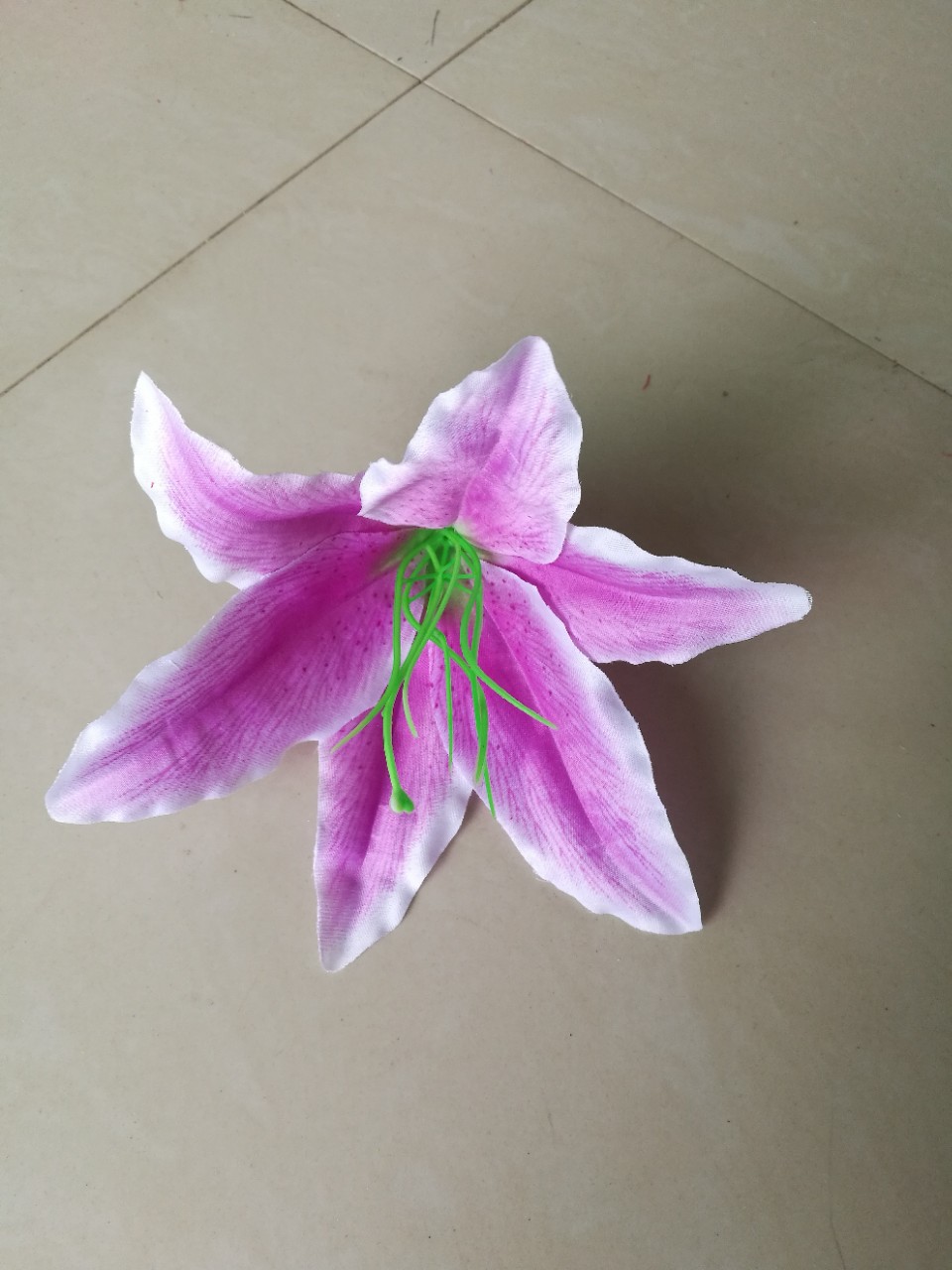 Fábrica de suministro directo de 18 cm de lirio con núcleo de imitación flor de seda flor de decoración flor de arco de boda
