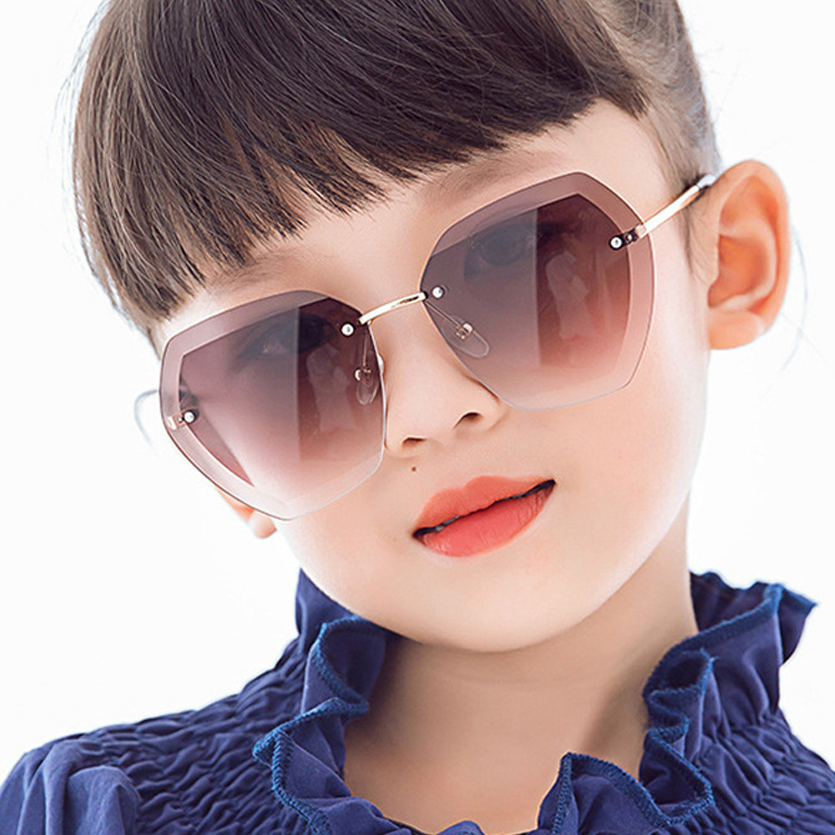 Nouvelles Lunettes De Soleil Pour Enfants Polygonales Sans Cadre De Pointe Irrégulières Nouvelles Lunettes De Soleil Colorées Pour Garçons Et Filles En Gros Nihaojewelry display picture 12