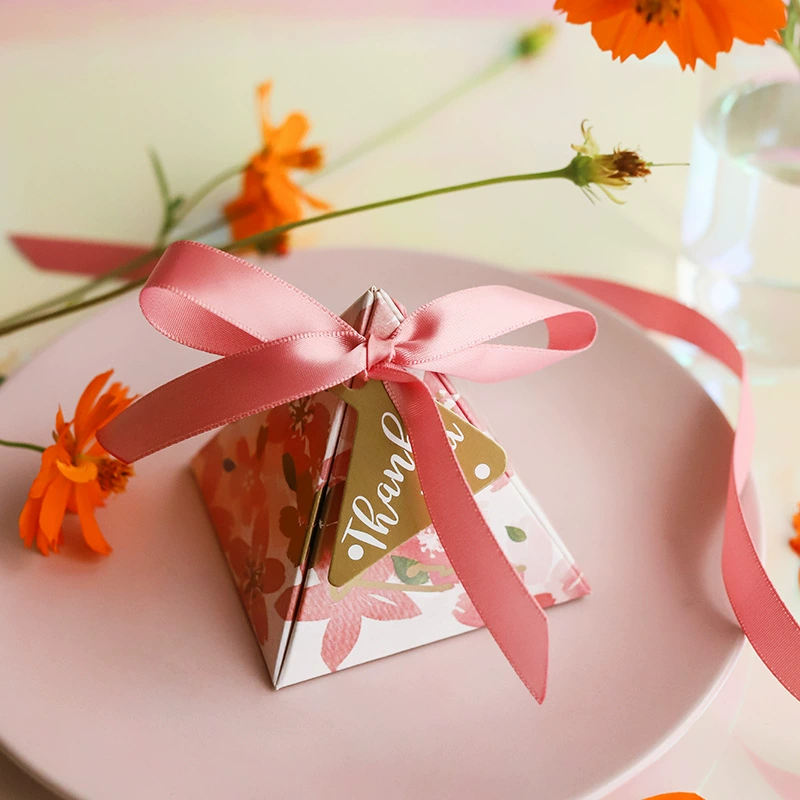 Праздничная свадебная коробка конфет оптом розовая романтичная сакура треугольная пирамида коробка ритуальная сахарная коробка картонный лист конфетная коробка