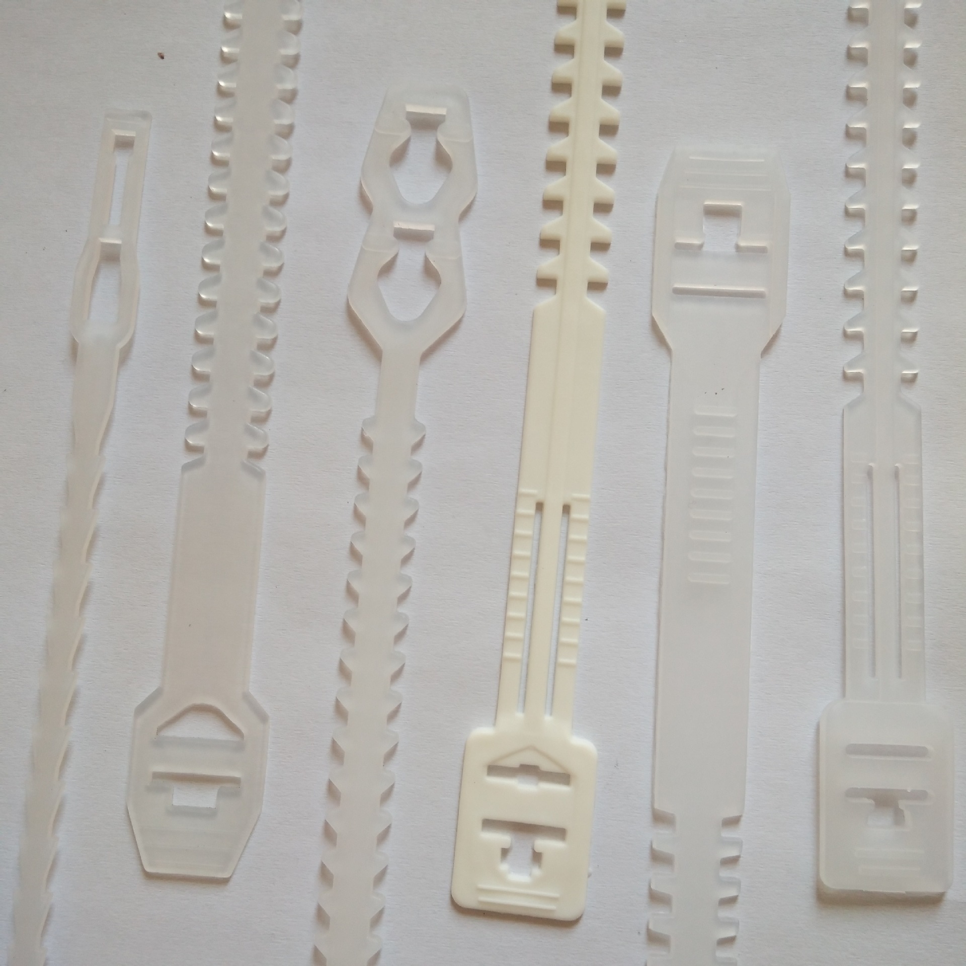 环保PE135鱼骨扎带梯型扎珠孔扎带平头扎带尼龙扎带挂钩扎带束带