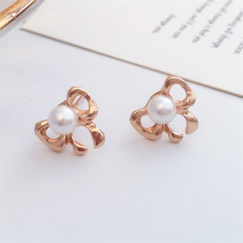 Korean New Boutique Ear Jewelry Wholesale Simple Pearl Bow Earrings Bow Tie Earrings display picture 4