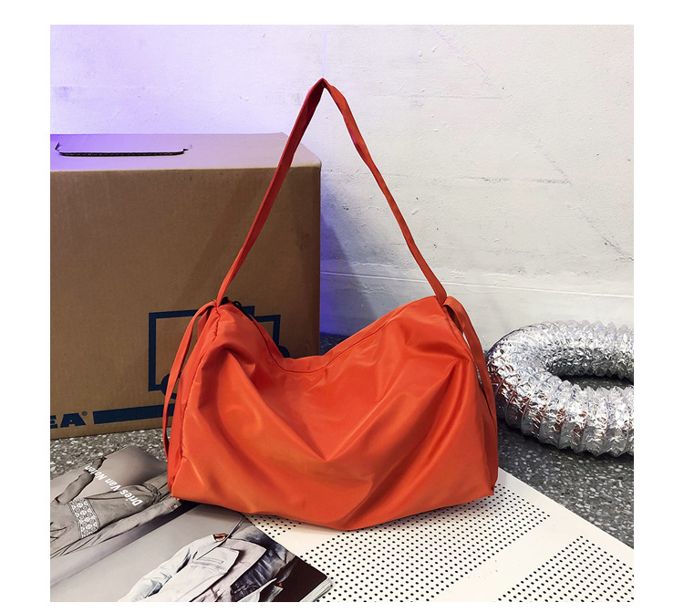 Women's Medium Nylon Canvas Solid Color Basic Zipper Shoulder Bag display picture 19