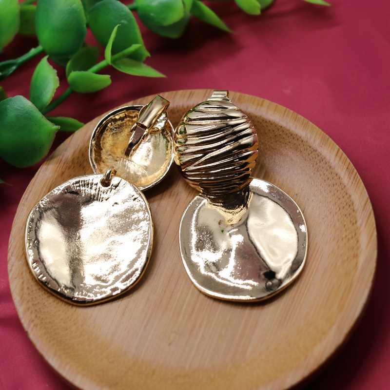 Gold Silver Vintage Court Wind Ear Clip Earrings Gold Silver Round Metal Plate Ear Clip display picture 2