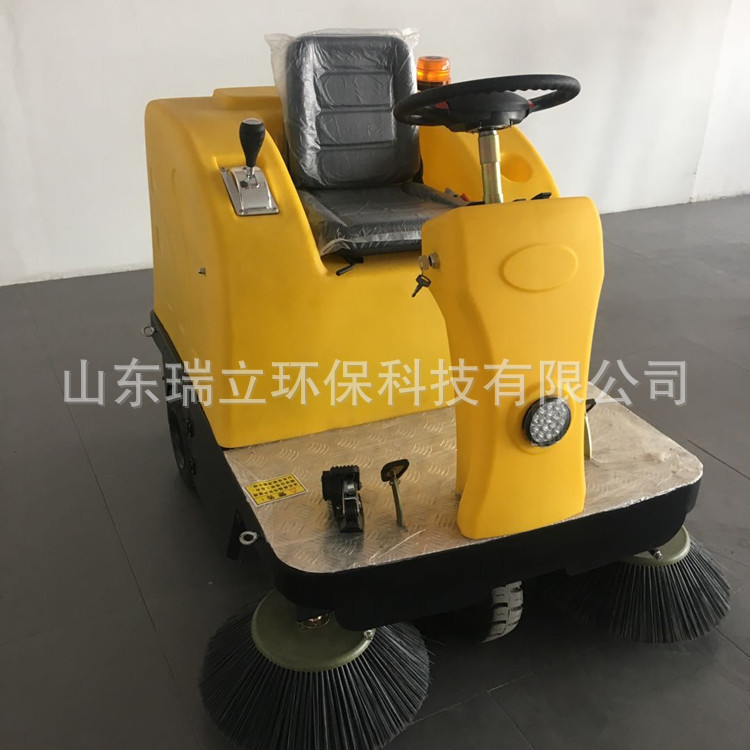 1360型黄色扫地车侧面图