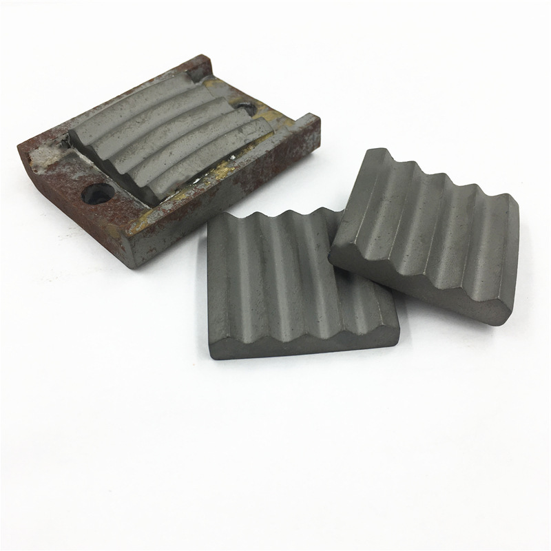 鄂式破碎机衬板硬质合金鄂板衬板耐的磨钨钢鄂式破碎机耐的磨件