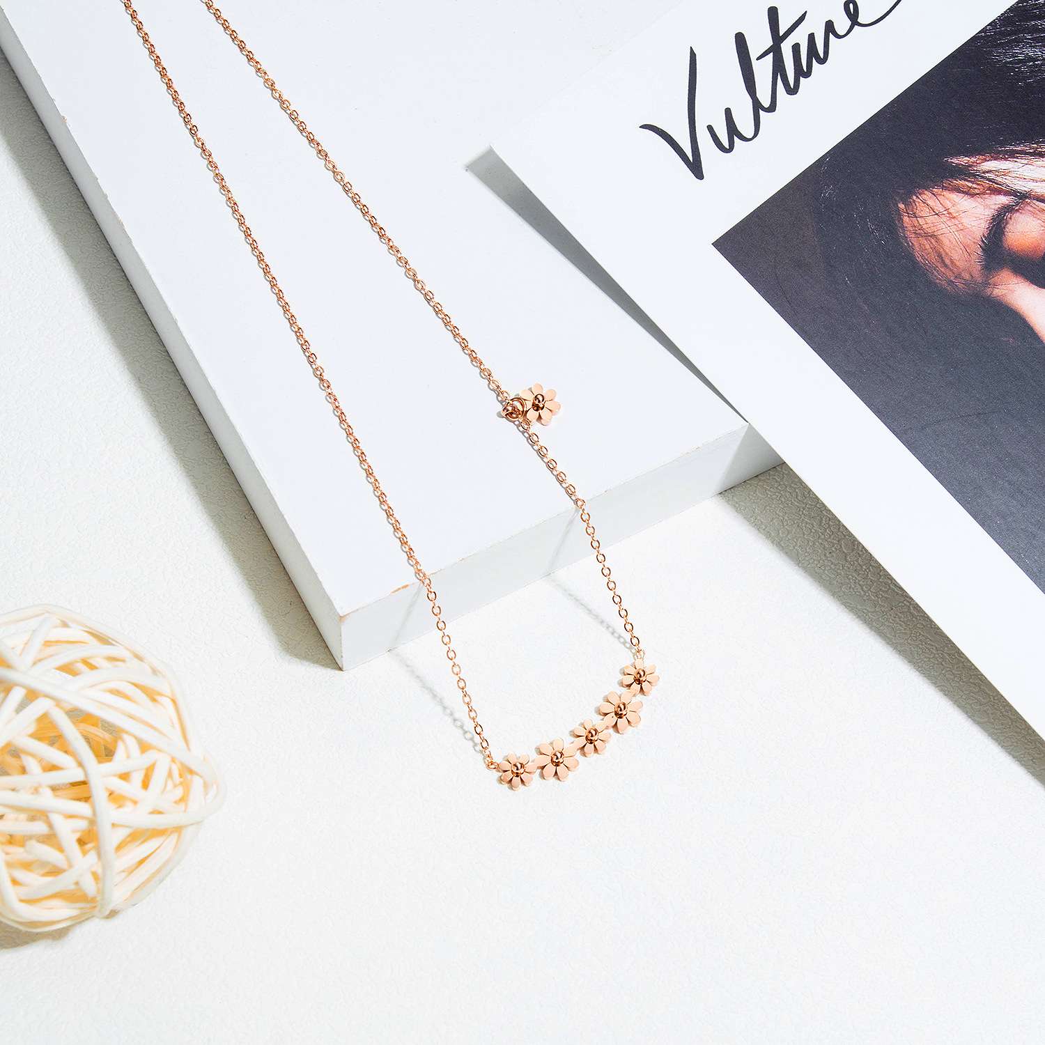 日韩时尚热卖款 六朵小雏菊不锈钢锁骨链 镀玫瑰金色钛钢女士项链