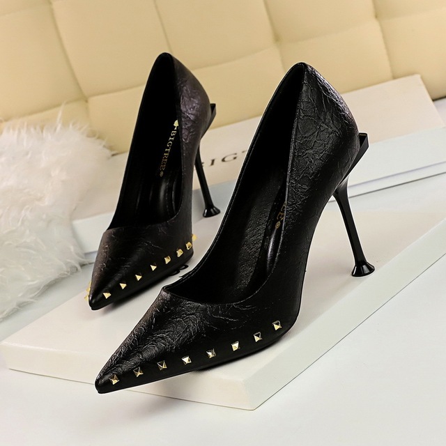 slim-heeled shallow-mouthed nightclub pointed metal riveted shoes