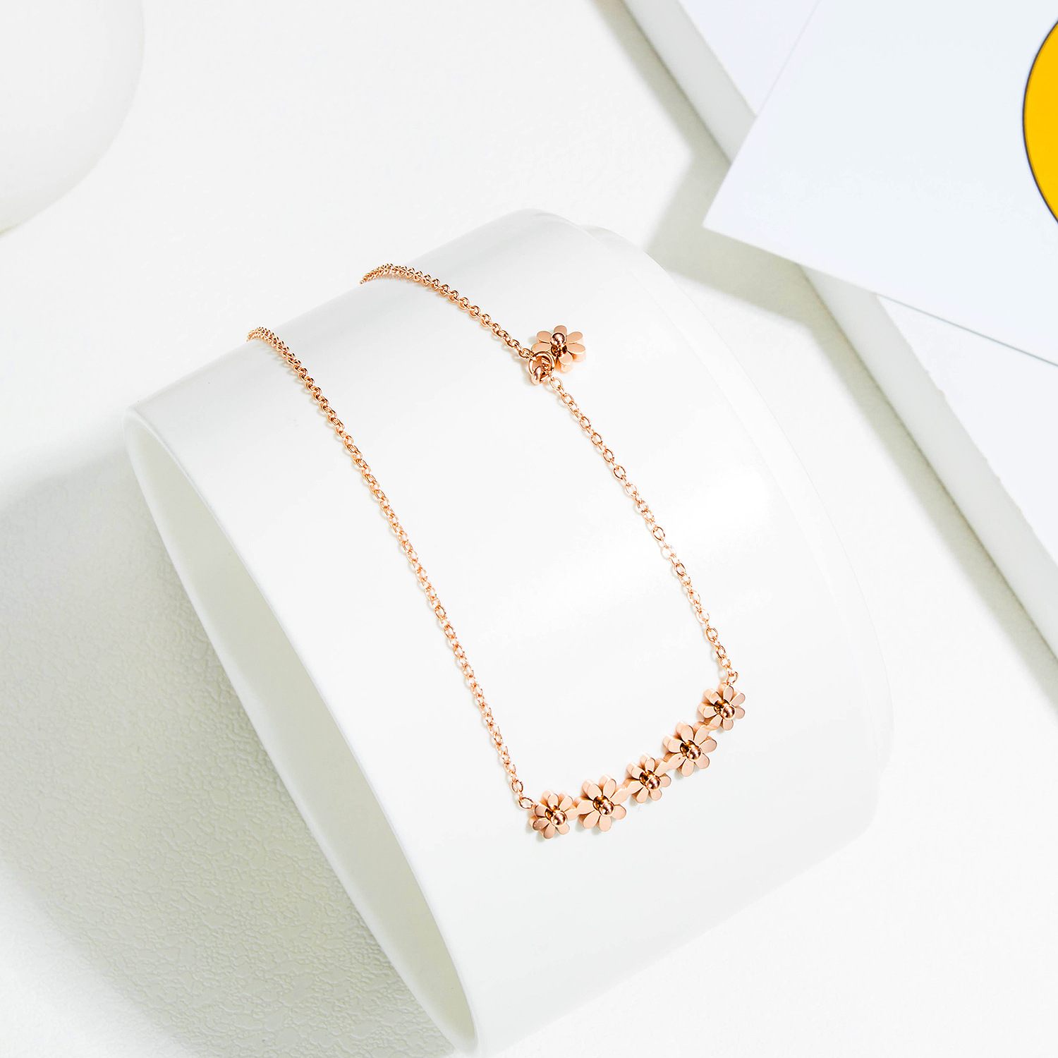 日韩时尚热卖款 六朵小雏菊不锈钢锁骨链 镀玫瑰金色钛钢女士项链