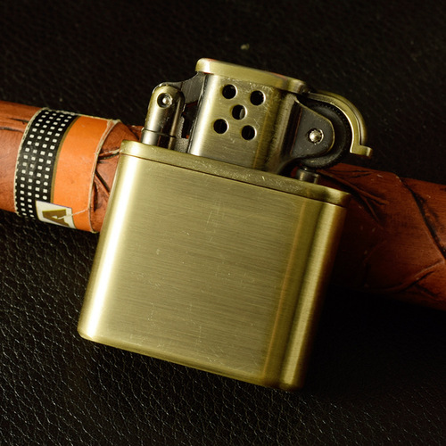 Dolphin kerosene lighter-676 old nine-door Guan Gong pattern kerosene outdoor creative old-fashioned metal lighter