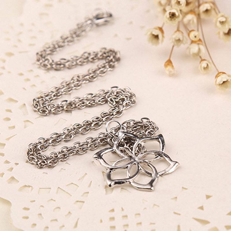 Hollow Lotus Pendant Necklace Galadriel Flower Necklace  Flower Necklace nihaojewelry wholesale