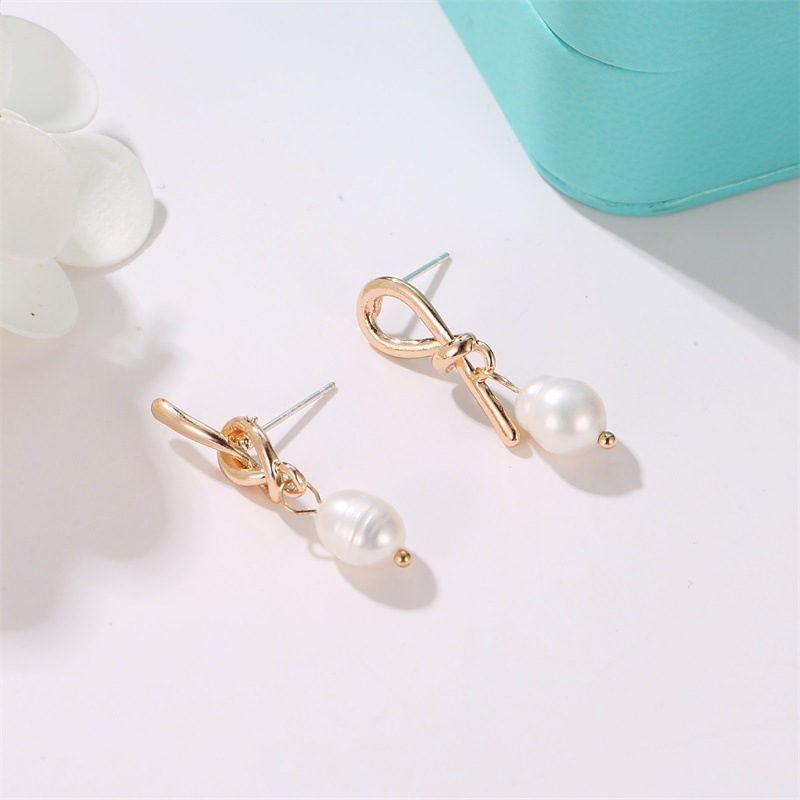 Douyin En Ligne Influenceur Chaud-vente Boucles D'oreilles Asymétrique Noué Arc Perle Boucle D'oreille Boucle D'oreille Ins Frosty Style Boucles D'oreilles Femmes display picture 4