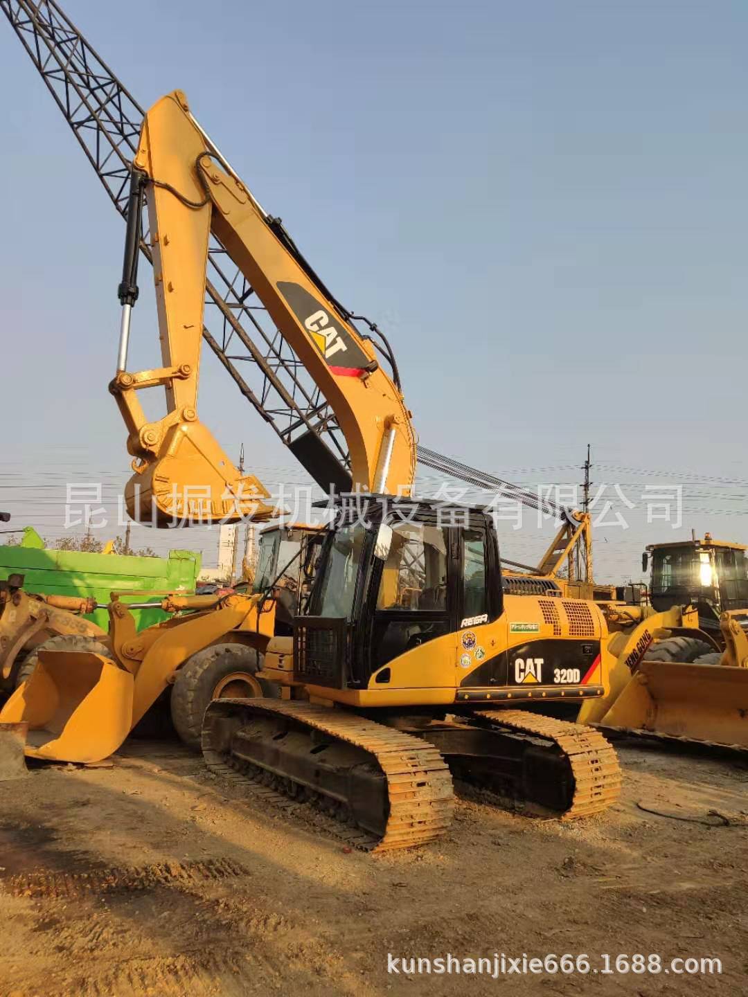 200型中型挖掘机二手卡特320D挖掘机