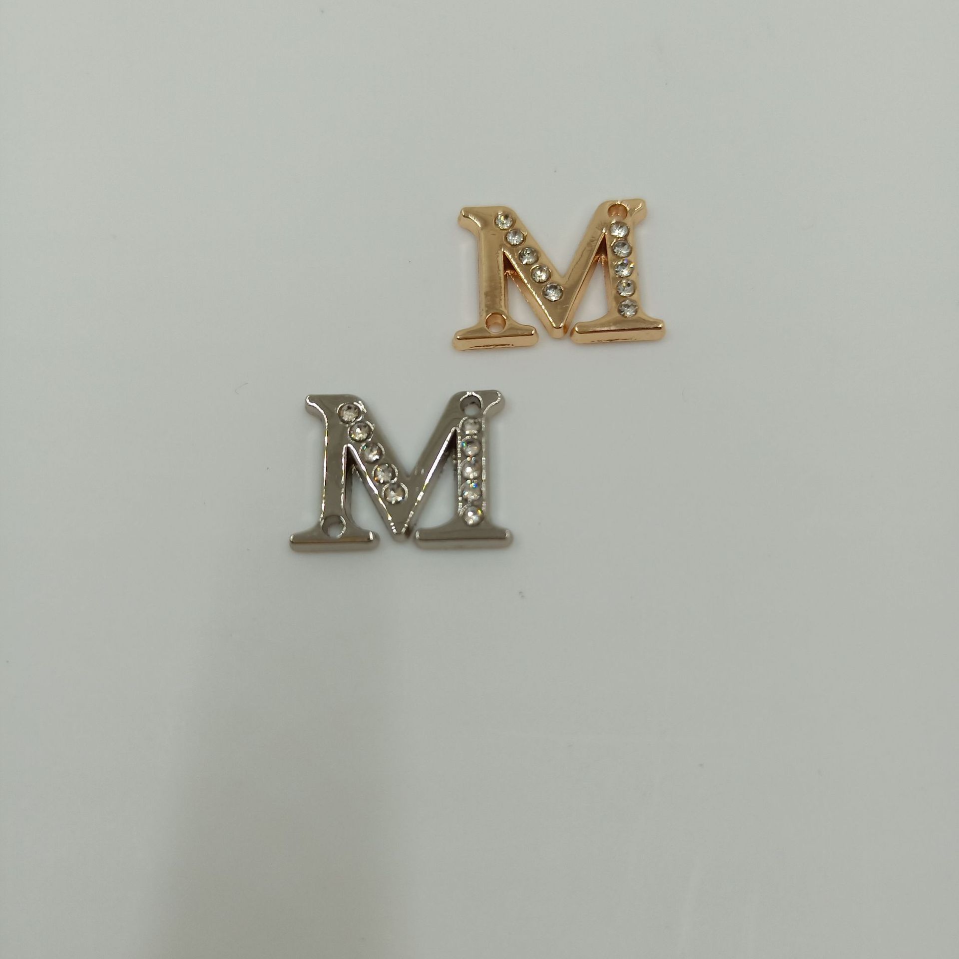 帽子标牌、英文字母点钻M商标、服饰箱包金属配件、手缝字母标