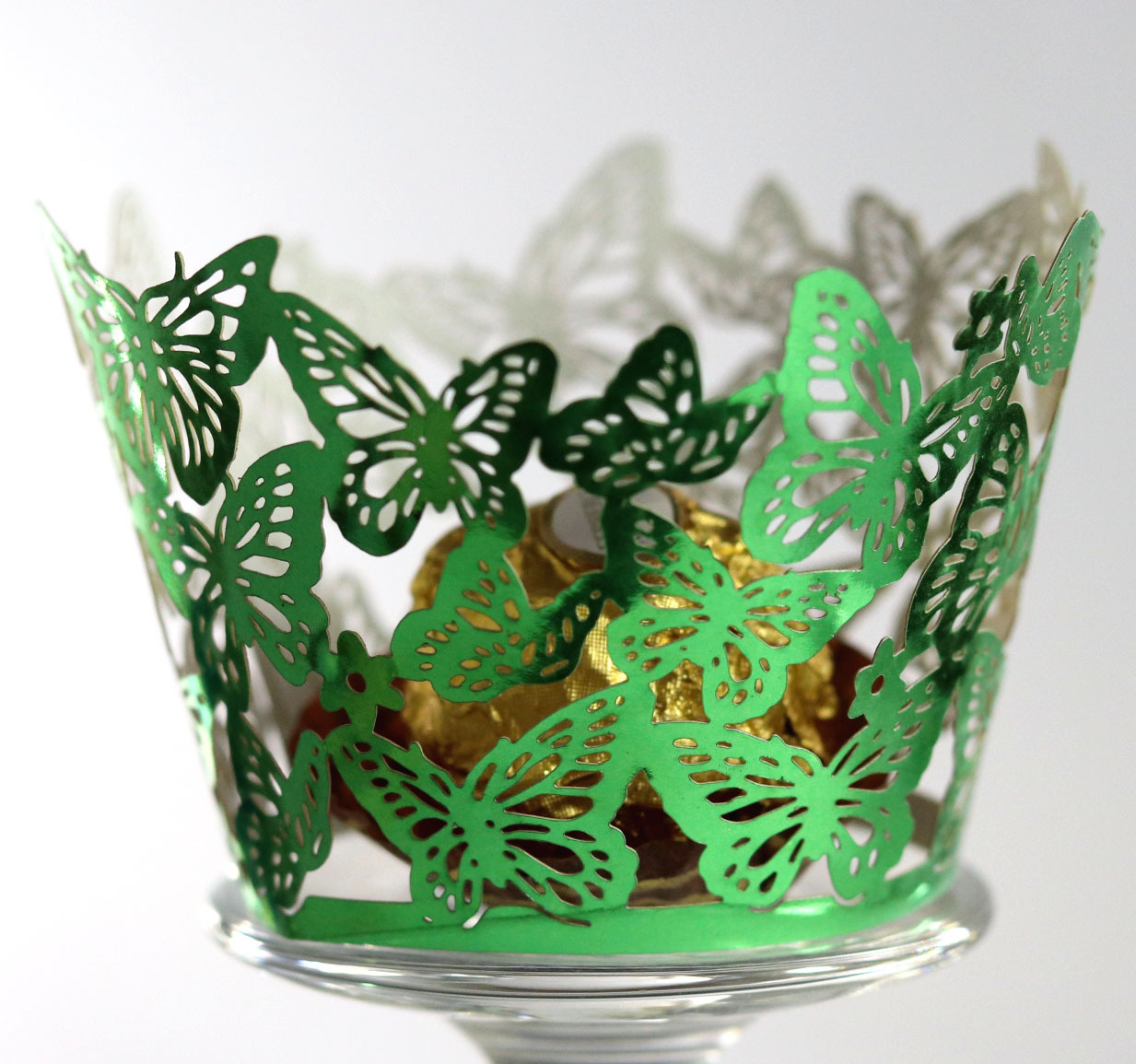 Amazon láser hueco mariposa taza de papel reflectante de oro pastel borde taza pastel hornear encaje en stock