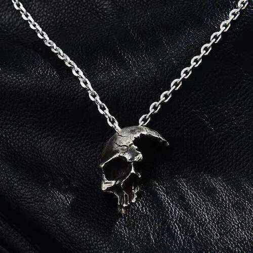 European and American Retro Skull Necklace for Men, Personalized Half-Face Skull Pendant, Dark Gothic Jewelry—Cross-Border