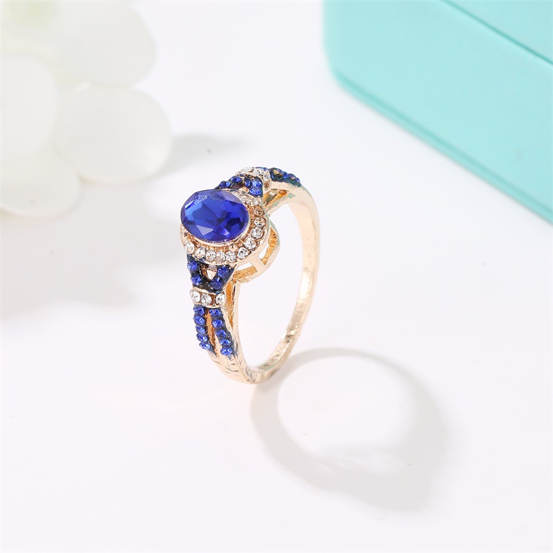 Européen Et Américain Anneau Chaud Élégant Bleu De Zircon Avec Diamant Anneau Anneaux Classique Femmes Anneau Anneaux Main Bijoux display picture 3