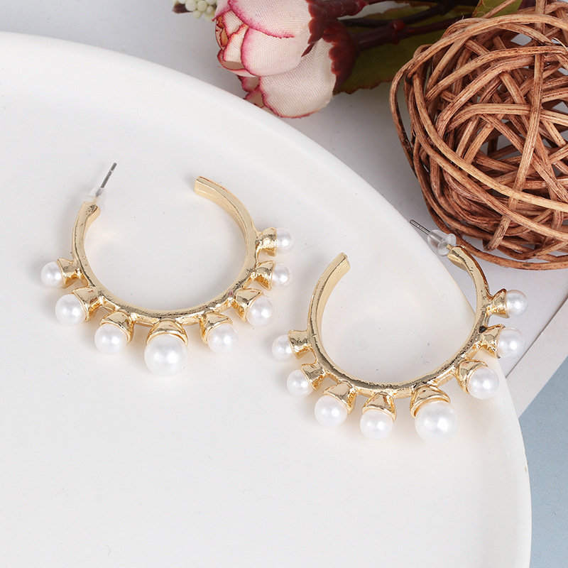 Fashion C Shape Inlaid Pearls Alloy Acrylic Earrings Ear Studs display picture 5