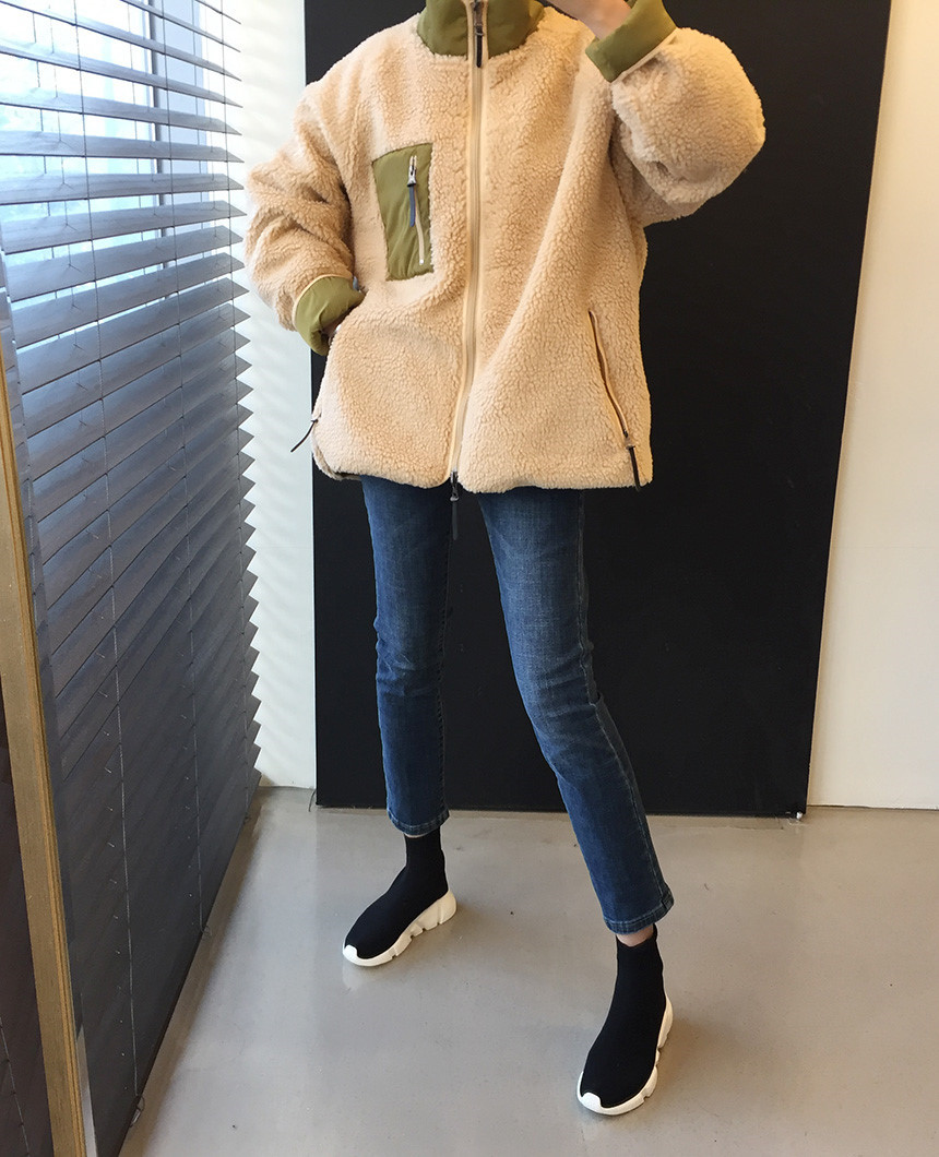 Women's Lamb Wool Coat With Pocket Detail And Stand Collar_voghion.com