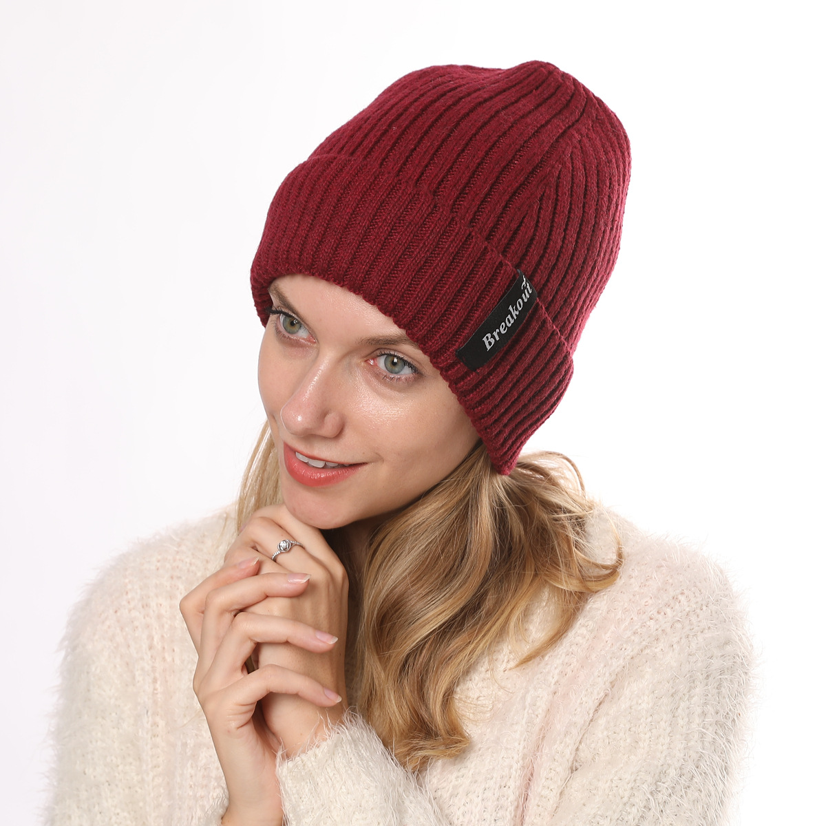 Cappello da uomo in lana calda lavorato a maglia con lettera adesiva con bordo arricciato a righe dritte in velluto autunno e inverno da donna_voghion.com