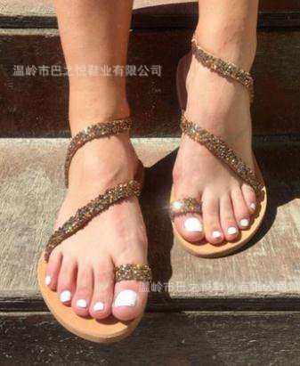 Foreign trade large size quick sell through piece water drill thin band toe flat sandals female Xia Xuesheng life heel beach shoes comfortable