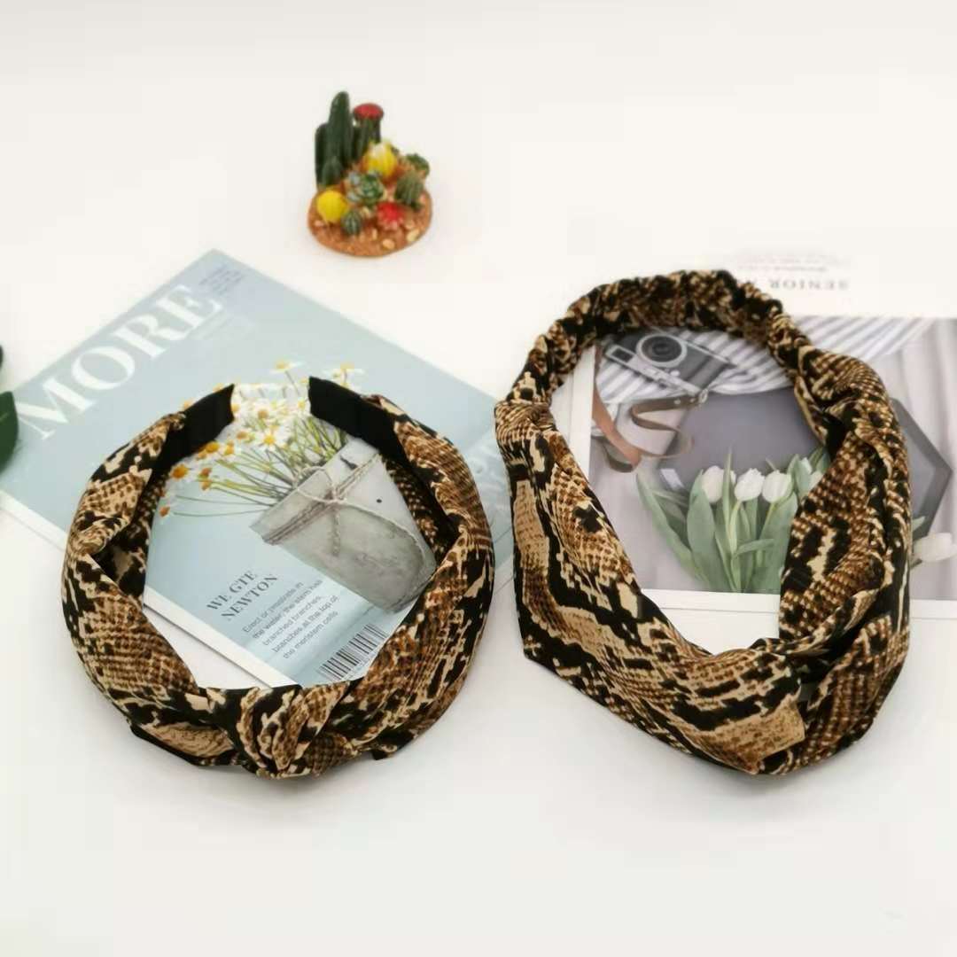 Hot Selling Wide-brimmed Snakeskin Hair Band Headband Retro Cloth Snake Pattern Hairpin Bow Cross Hair Accessories Ladies Wholesale Nihaojewelry display picture 3