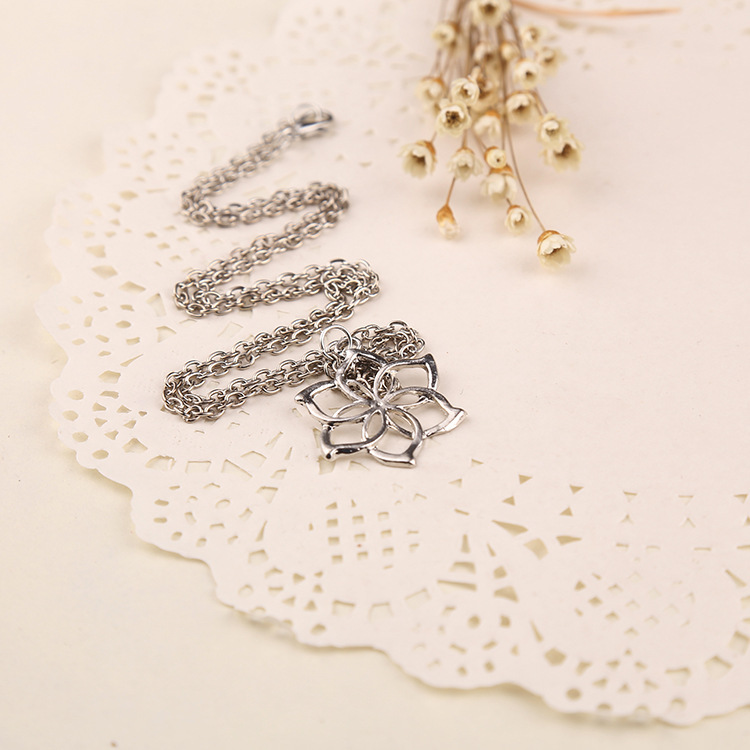 Hollow Lotus Pendant Necklace Galadriel Flower Necklace  Flower Necklace nihaojewelry wholesale