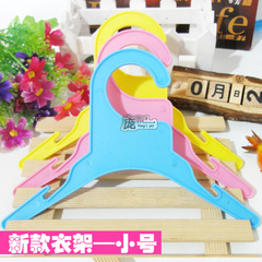 New pet clothing hangers—large and small sizes—manufacturer-direct; specialized plastic racks for cat and dog clothes, wholesale autumn/winter collections