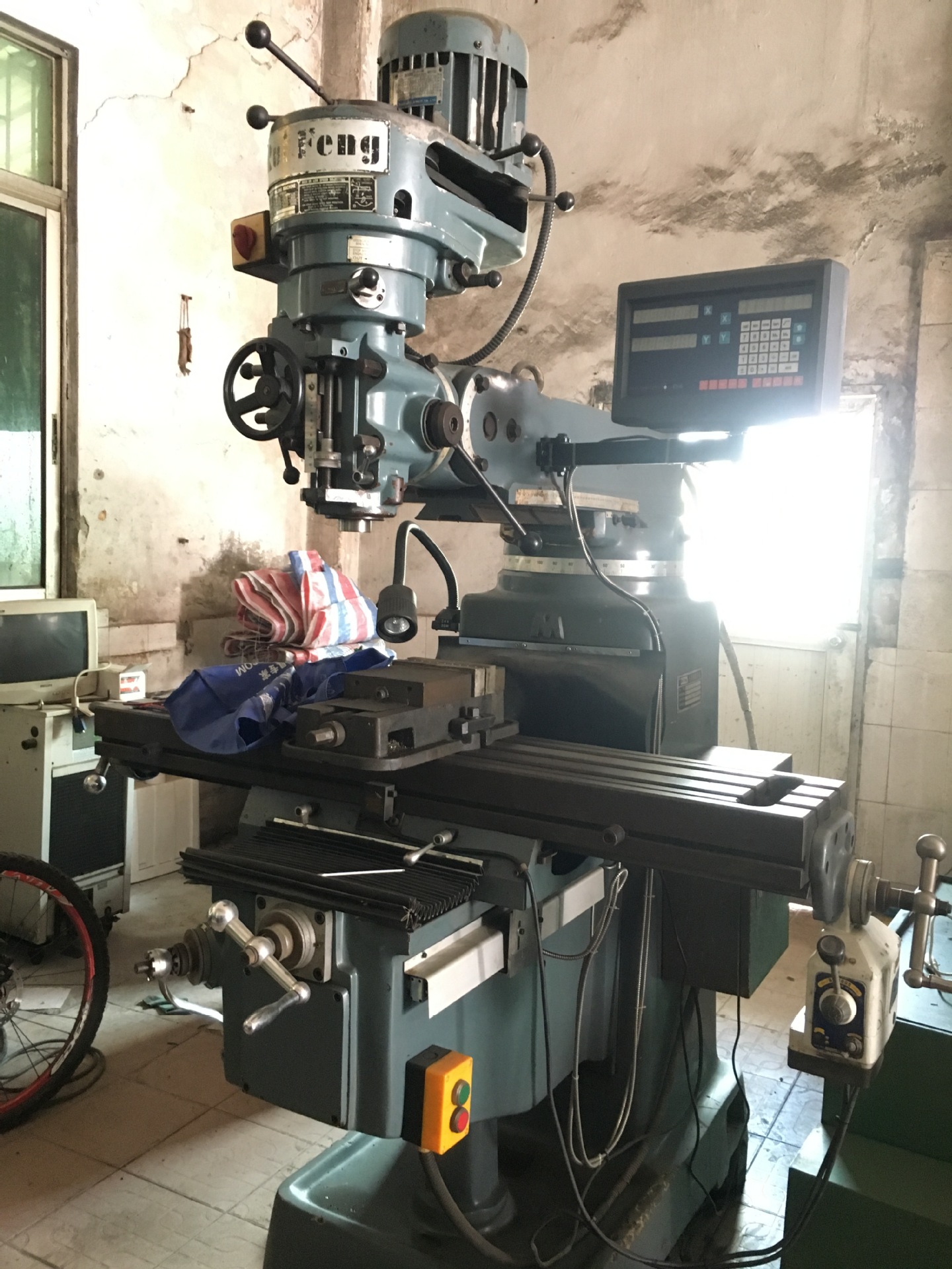 二手铣床3号铣二手锣床燕尾道轨怡信数显表带自动走刀器台湾铣床