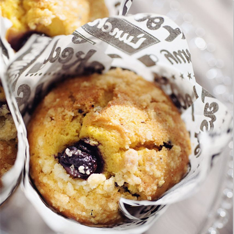 Pastel taza de papel de calidad alimentaria resistente a altas temperaturas al por mayor medio cupcake exportación tulipán horneado titular de papel a prueba de aceite