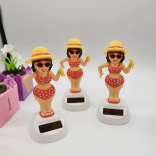 创意新品太阳能汽车摆件公仔摇摆沙滩女郎办公室摆件太阳能苹果花