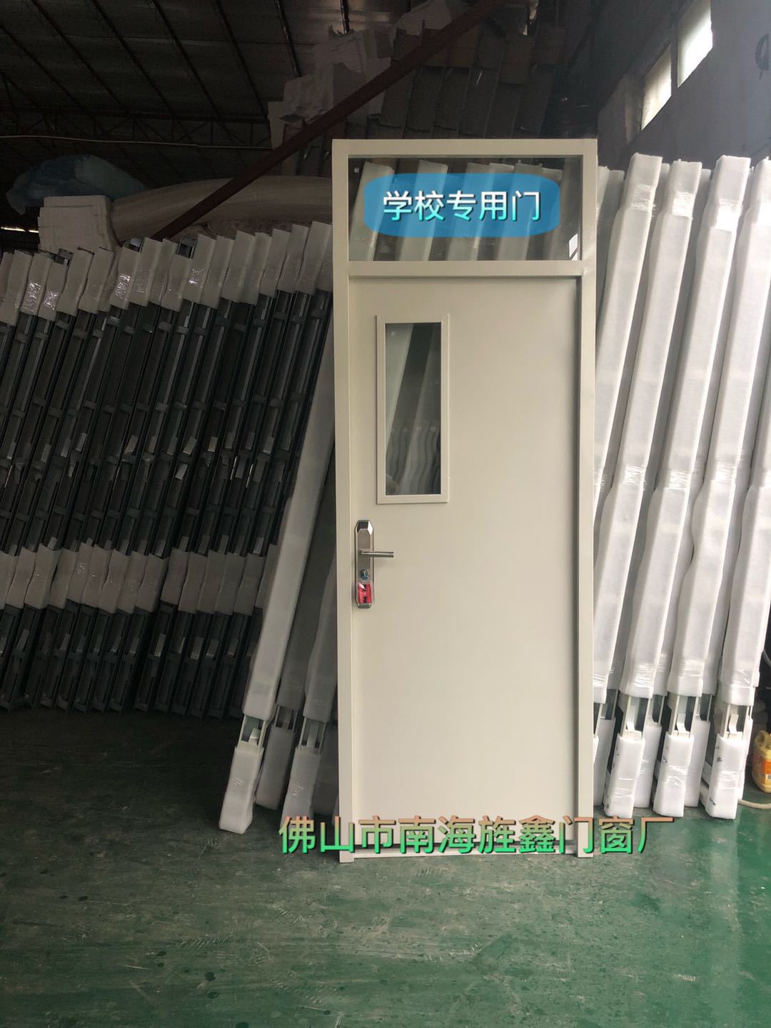 铁皮门怎么包铁皮,大门包铁皮,农村简易焊接推拉门_大山谷图库