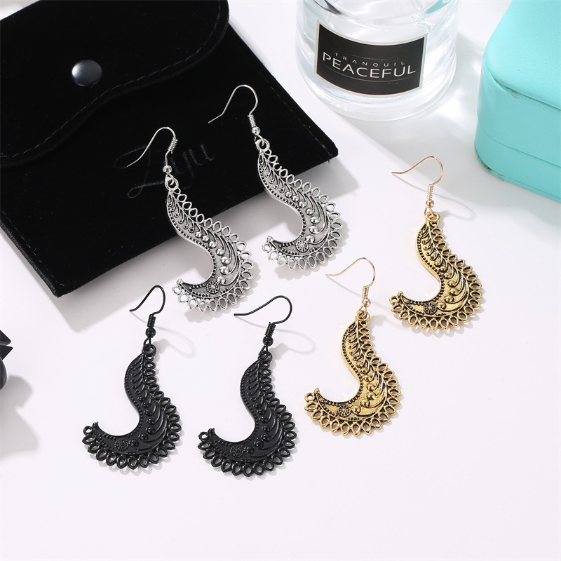 Vintage Style Hollow Hook Pendant Alloy Women's Earrings display picture 2