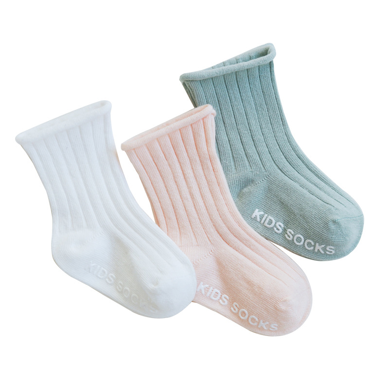 Primavera y otoño nuevos calcetines de bebé que dispensan calcetines de bebé antideslizantes doble aguja suelta color liso calcetines para niños al por mayor