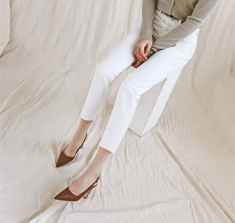 Dam high heels med spetsig tå och smal klack med spänne_voghion.com